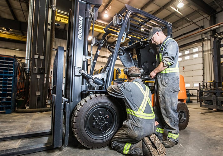 Mengapa Servis Berkala Forklift Sangat Penting? Ini Dampaknya bagi Produktivitas Perusahaan